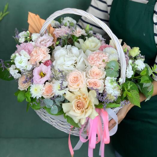 097_Corzine with light-colored flowers with hydrangea, limonium, roses and eucalyptus