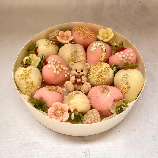 Сладкая коробочка из клубники в шоколаде S
