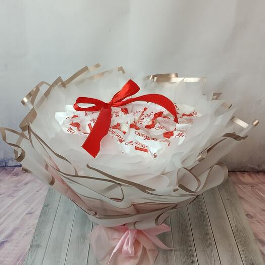 Букет из из конфет Raffaello "Самой нежной "