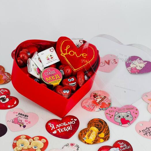 Сердце со сладостями love is и медом