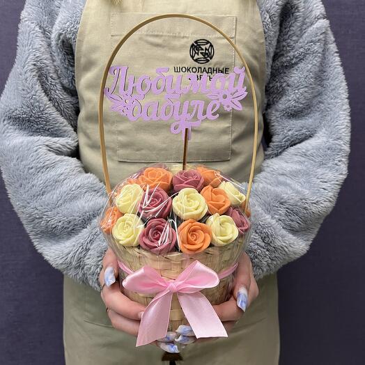 Букет "Любимой бабуле" из 27 шоколадных роз в корзинке