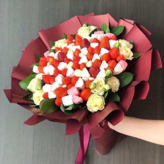 Букет из клубники с цветами
