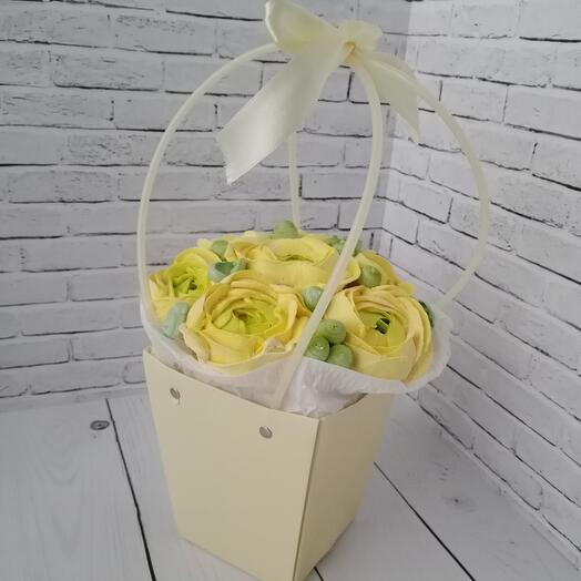 Корзина с ранюнклюсами