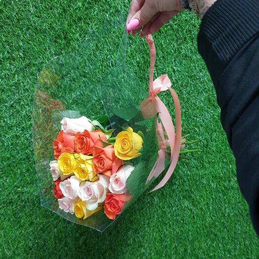 15 роз микс в прозрачной сумочке
