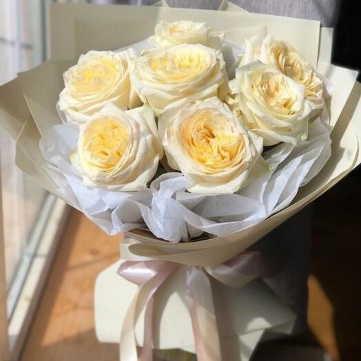 Нежный сон с белыми крупными розами