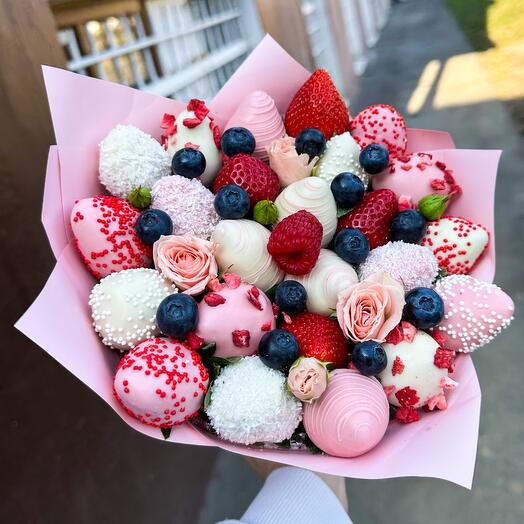 Миниатюрный букет из клубники и кустовой