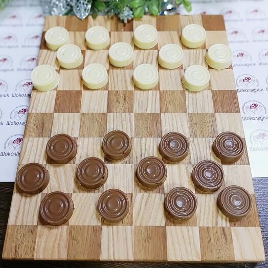 Шашки и разделочная доска