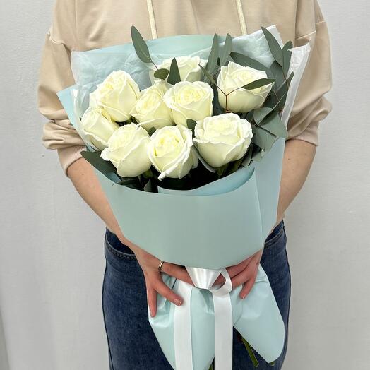 9 rosas blancas con eucalipto