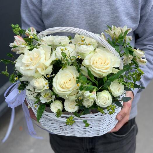 156_composition of roses, alstroemeria and chamomile in a wicker basket in white color scheme