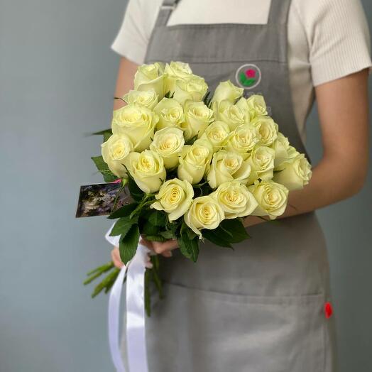 25 белых роз в ленте