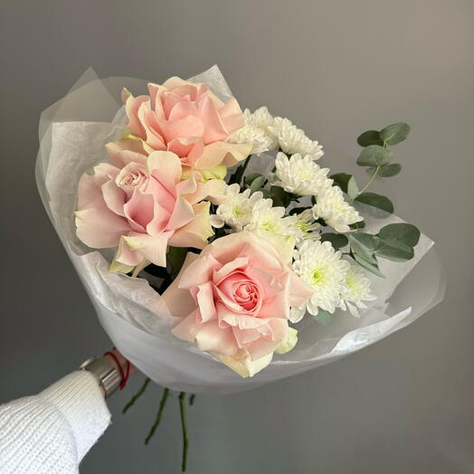 Delicado ramo con rosas francesas, crisantemo y ramita de eucalipto