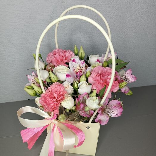 Dianthus, rosas arbustivas en forma de peonía con alstroemeria en una Caja