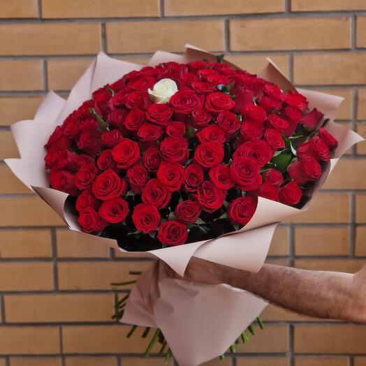 101 ROSES RED ROSE WITH ONE WHITE