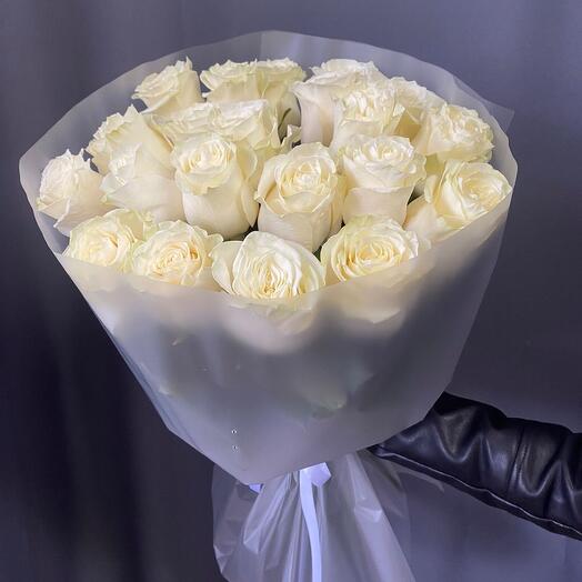 Белая роза в букете 455