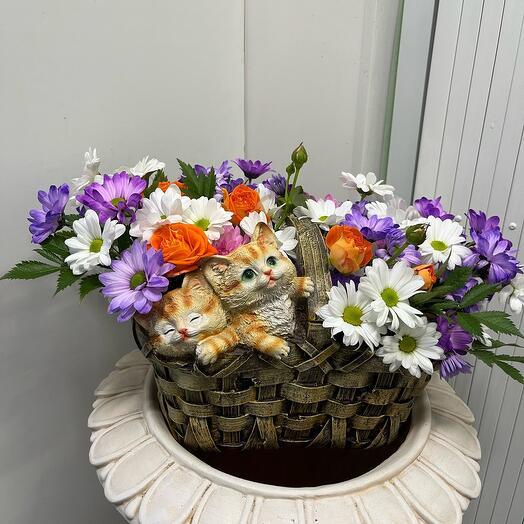 Cesta de flores con gatitos