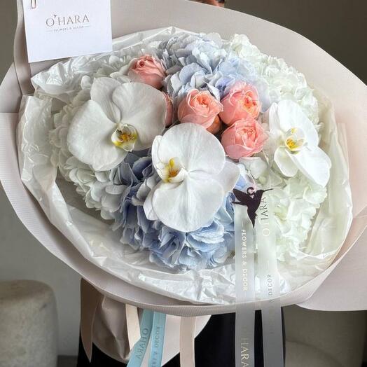 Bouquet of hydrangeas and peony-shaped roses