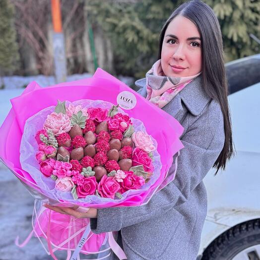 Букет из клубники в шоколаде с зефирными цветами