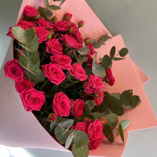 Букет из кустовых роз и эвкалипта