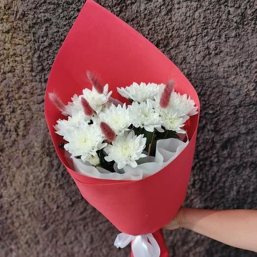 Bouquet of bush chrysanthemums with lagurus
