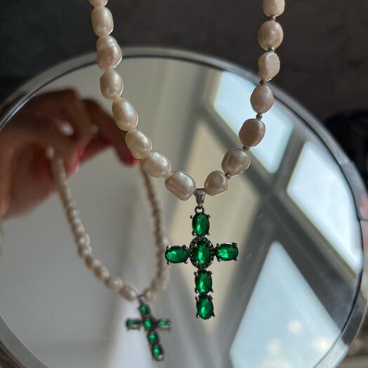 Колье из натурального жемчуга с зеленым крестом