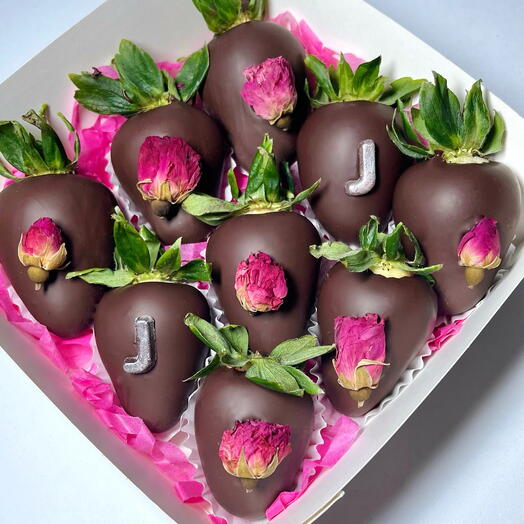 9 Fresas con chocolate y rosas secas comestibles