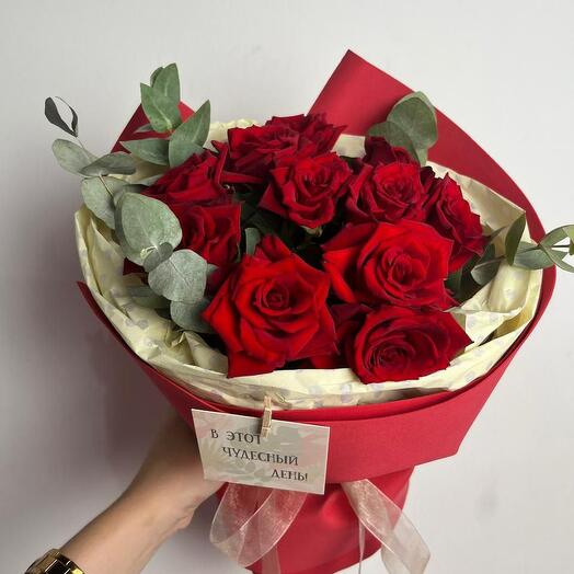 Ramo de 11 rosas rojas con eucalipto
