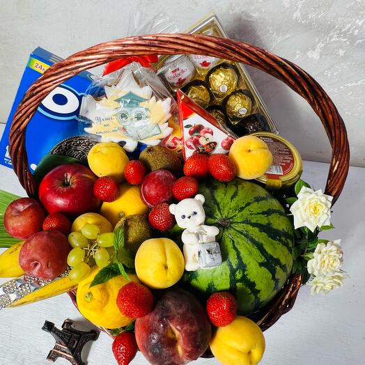 Корзина с фруктами и с арбузом к школе