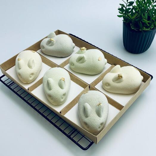 Набор муссовых пирожных в виде белых зайчиков/кроликов (6 пирожных)