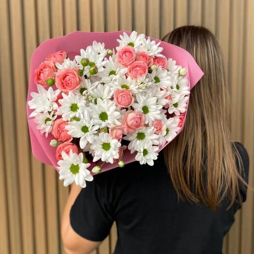 Ramo de crisantemos con la adición de una rosa arbusto