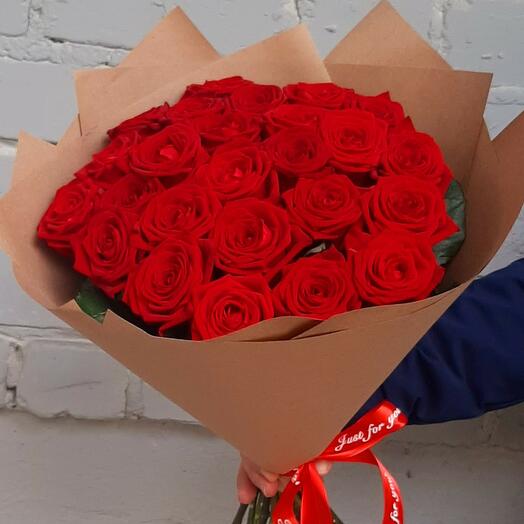25 красных роз Red Naomi в крафте