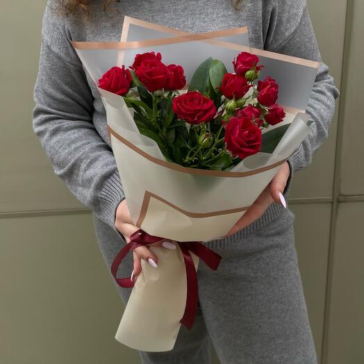 Bouquet of 3 bushy red roses with greenery