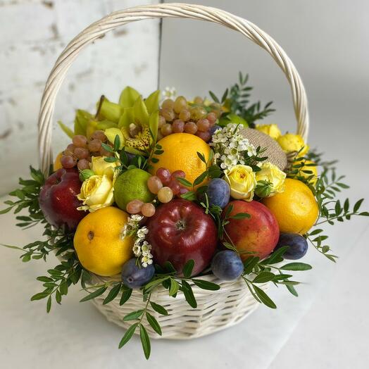 Корзина с орхидеями, кустовыми розами и фруктами