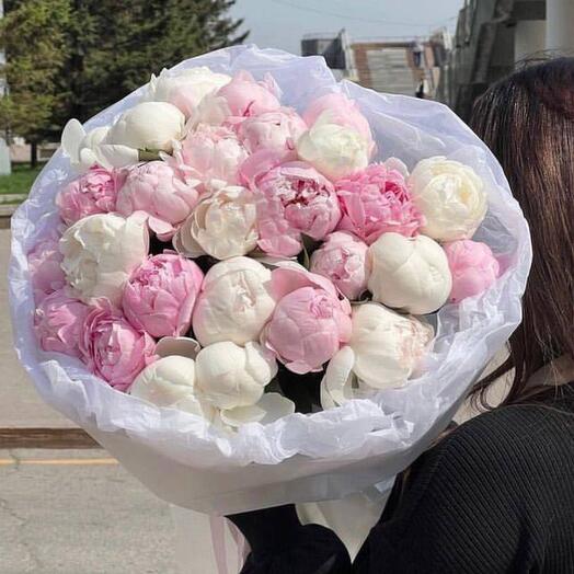 Bouquet of assorted peonies