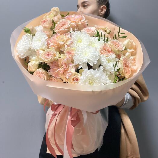 Букет из кустовой розы, диатуса и хризантемы