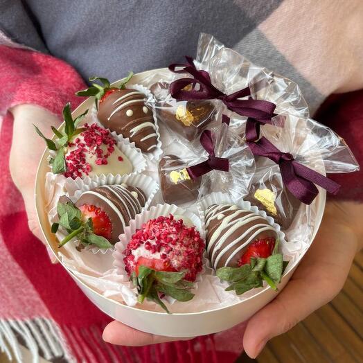 Dulces de Dubai y fresas cubiertas de chocolate