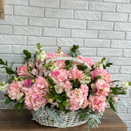Нежная композиция в корзине