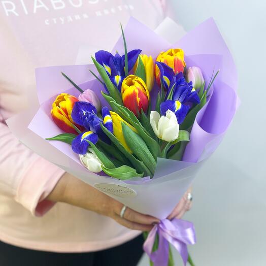 Яркий букет из тюльпанов микс с синими ирисами (размер S)