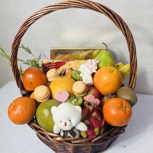 Фруктовая корзина и конфеты