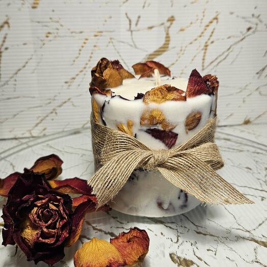 Vela botânica com pétalas de rosa