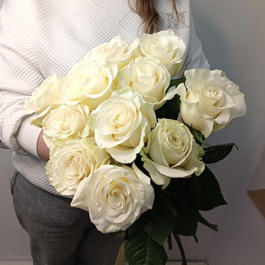 Ramo de 11 rosas blancas debajo de la cinta