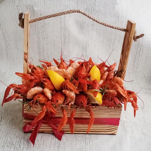 Раки и креветки в ящике с канатной ручкой