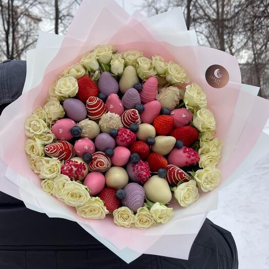 Букет из клубники в шоколаде с розами