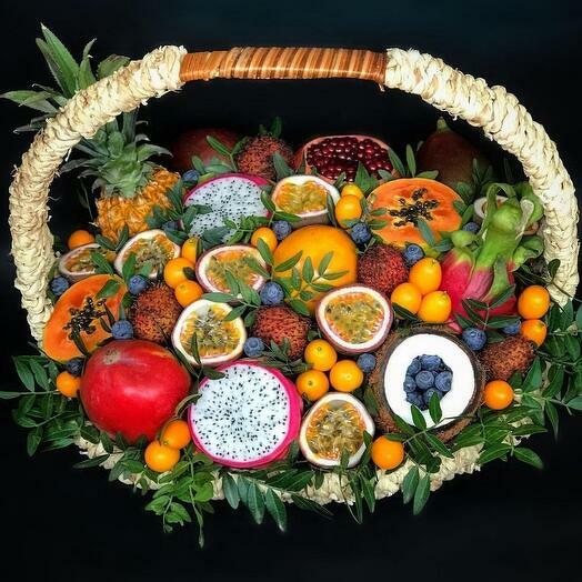 Фруктовая корзина с экзотическими фруктами - ананас, маракуйя, манго и другие