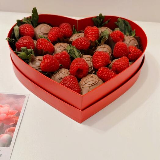 Fresas cubiertas de chocolate con frambuesas 12 piezas