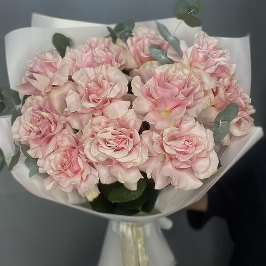 Французские розы Pink mondial с эвкалиптом