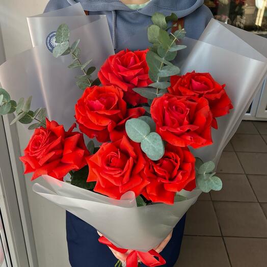 Пламенные розы с эвкалиптом
