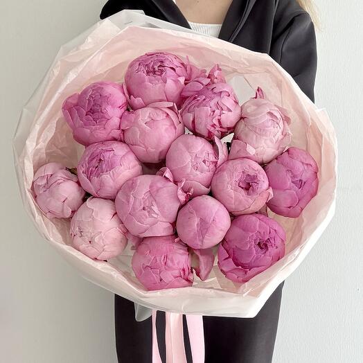 Букет из 15  розовых пионов