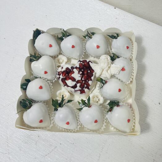 Клубника и гранат в белом шоколалр