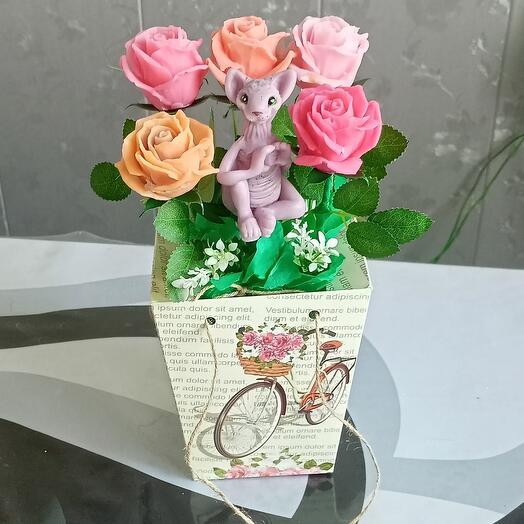 Цветы из мыла "Влюбленный сфинкс в розах"