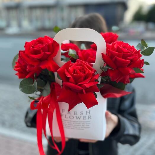 Сумочка с французскими розами и эвкалиптом